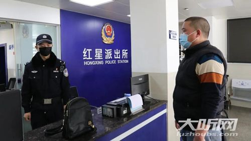 粗心家長(zhǎng)4萬學(xué)費(fèi)落車上，瀘州的哥拾金不昧暖人心